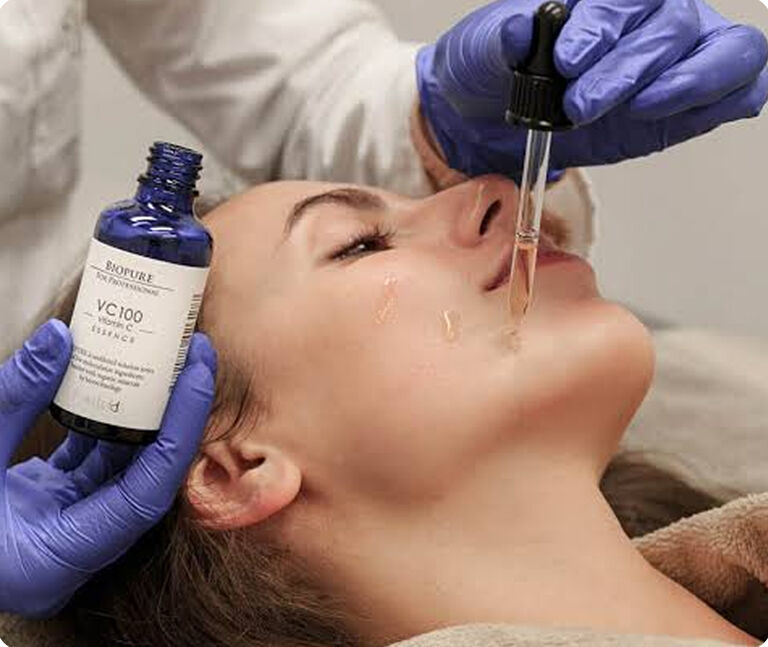 Practitioner applying a Forlle&rsquo;d professional serum